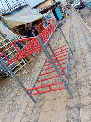 Photo - በ አስተማማኝ ብረት የተሰራ ተደራራቢ አልጋ መሰላል መውጫ ያለው