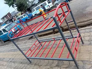 በ አስተማማኝ ብረት የተሰራ ተደራራቢ አልጋ መሰላል መውጫ ያለው