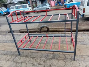 በ አስተማማኝ ብረት የተሰራ ተደራራቢ አልጋ መሰላል መውጫ ያለው