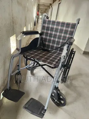 Photo - Wheelchair奢侈framed and Regular Wheelchair廟會basic Staff Wheelchair New