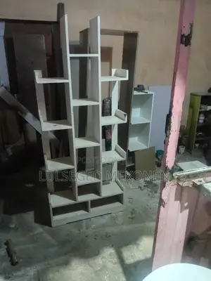 Photo - ለኮስሞቲክስ ወይም ለሌላ እቃ ማሳያ የሚሆን መደርደሪያ