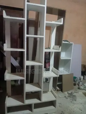 ለኮስሞቲክስ ወይም ለሌላ እቃ ማሳያ የሚሆን መደርደሪያ