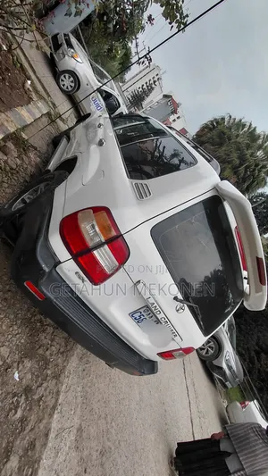 Toyota Land Cruiser 2004 White