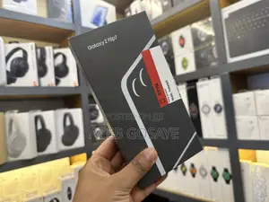 Photo - New Samsung Galaxy Z Flip7 512 GB Gray