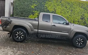 Photo - Toyota Tacoma 2012 Gray