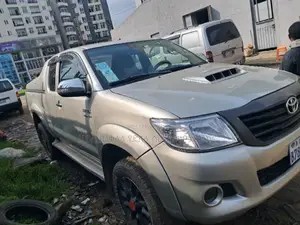 Photo - Toyota Hilux 2013 Silver