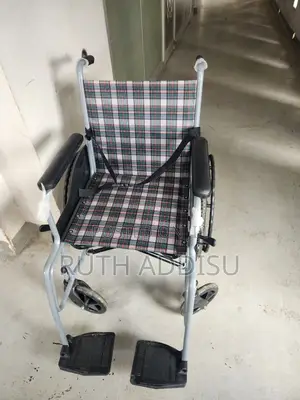Medical Wheelchair憨不heavy Duty Wheelchair Almunium Wheelchair