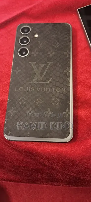 Photo - Samsung Galaxy S24 256 GB Gray