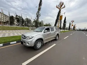 Photo - Toyota Hilux 2012 Silver
