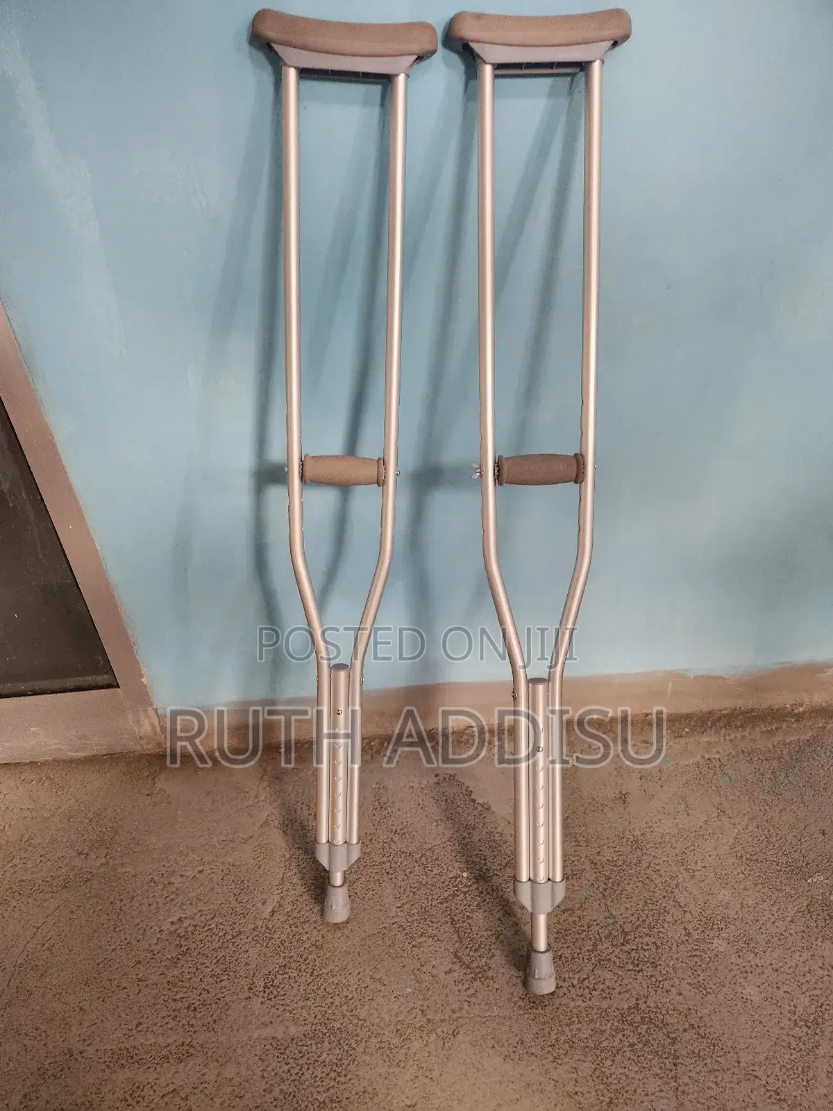 Axillary Bilateral Crutches輕輕almnium Adjustable Crutches腔說crutches