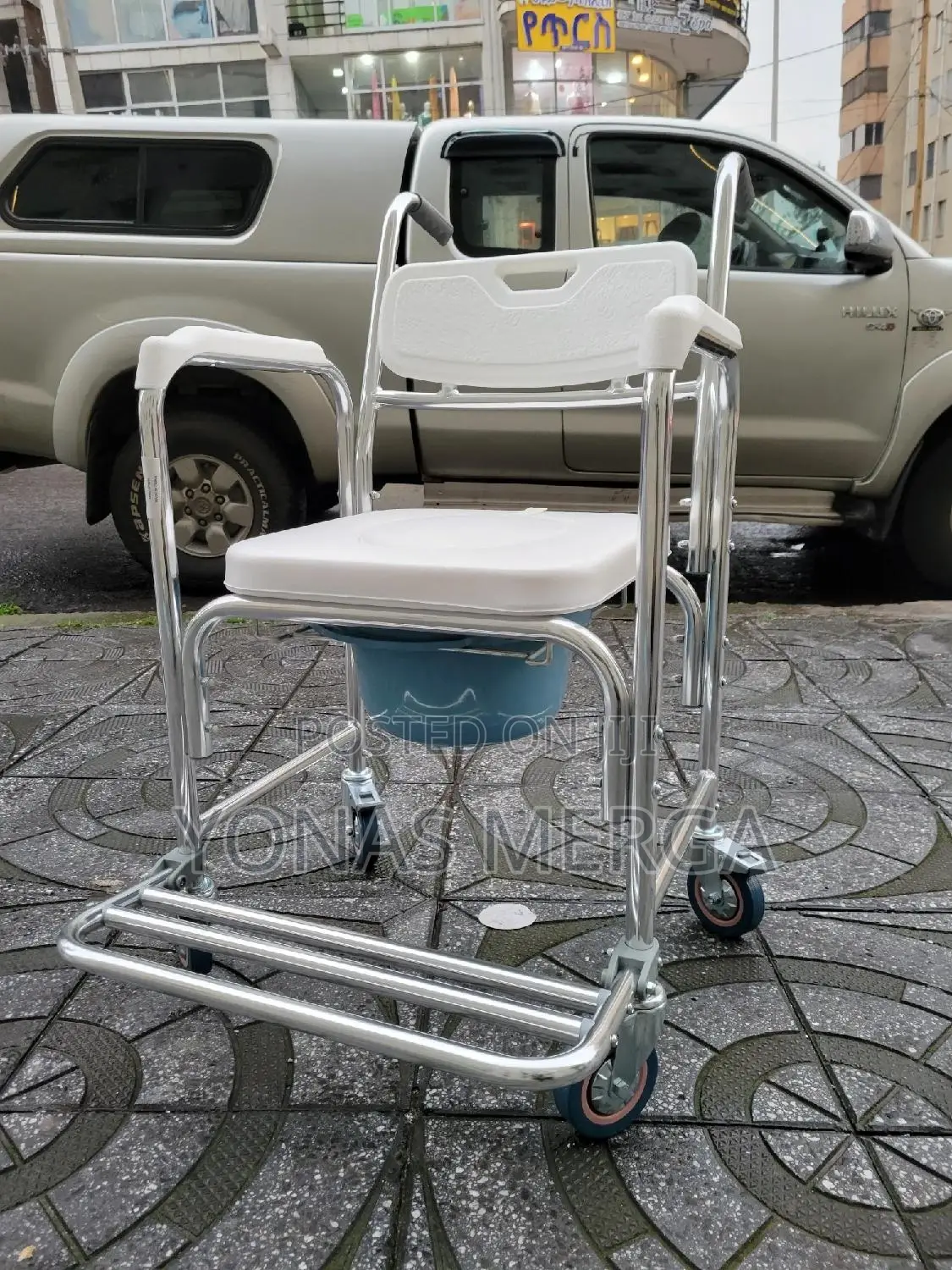 Toilet Chair∞[]Multiple Uses :Toilet Chair裂፯footrest and 360° Casters