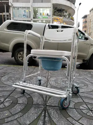 Photo - Commode Chair我三bucket/Lid for Easy Transfer引፬bedside Commode Chair