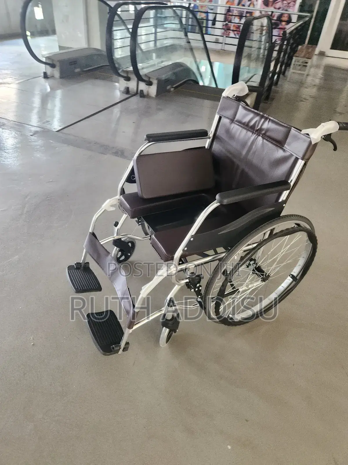 አልሙኒየም ዊልቸር ባለ ፖፖ Wheelchair ጠንካራ ተስማሚ መቀመጫ ያለው Wheelchair