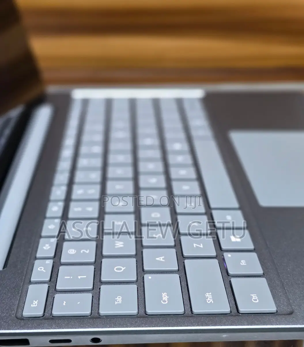 New Laptop Microsoft Surface 8GB Intel Core I5 SSD 256GB