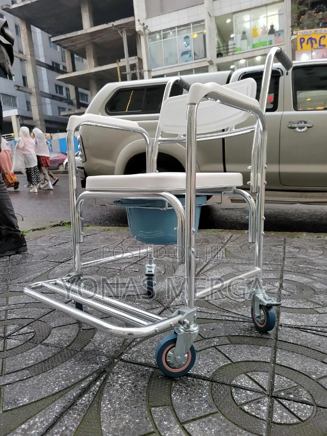 Toilet Chair, Comfortable斀~Commode Features a Strong Toilet Chair