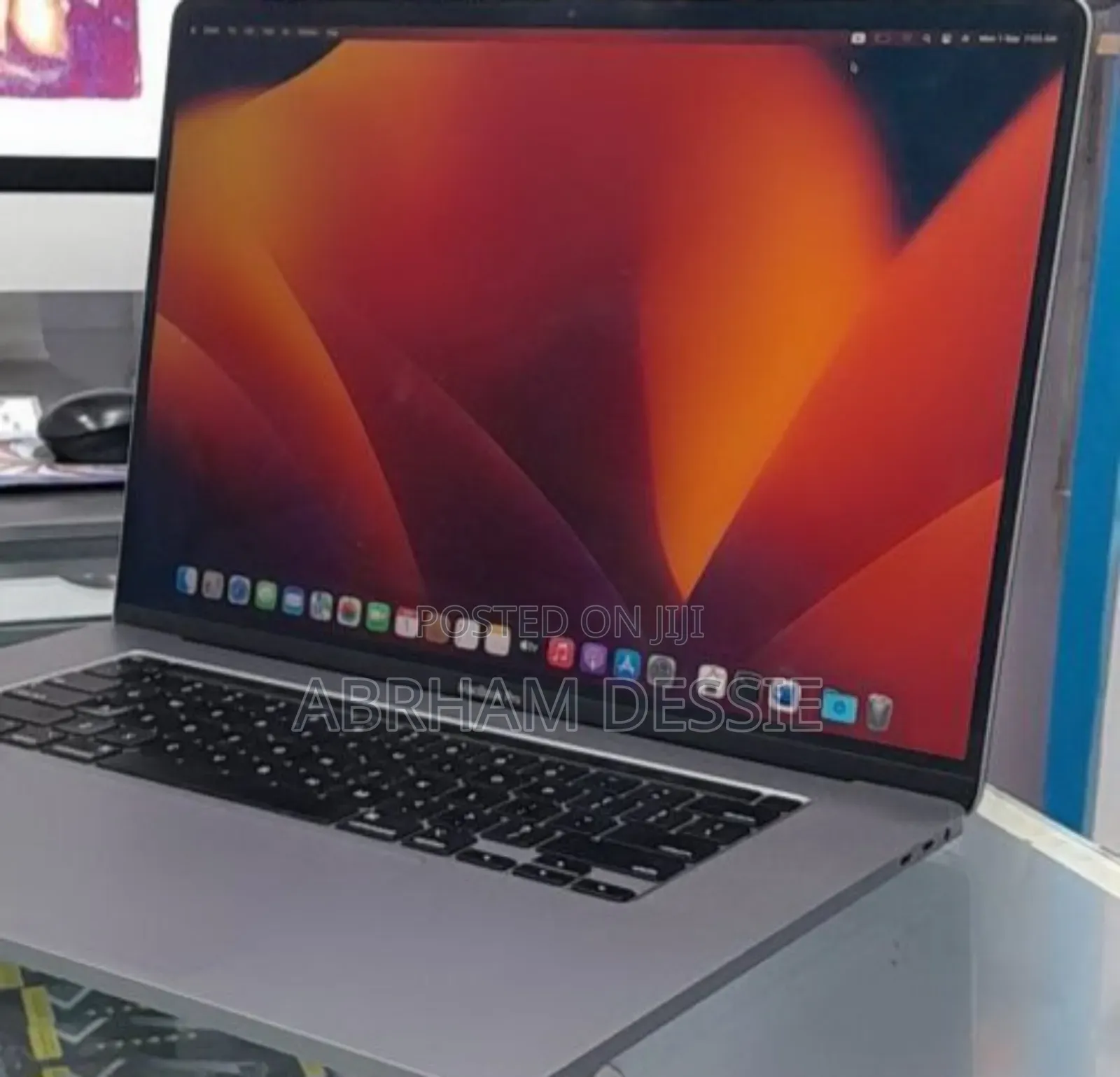 New Laptop Apple MacBook Pro 2019 16GB Intel Core I7 SSD 512GB