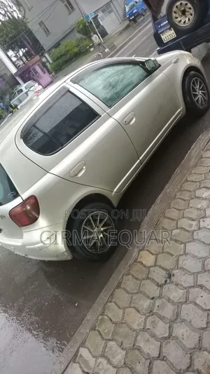 Photo - Toyota Vitz 2002 Silver