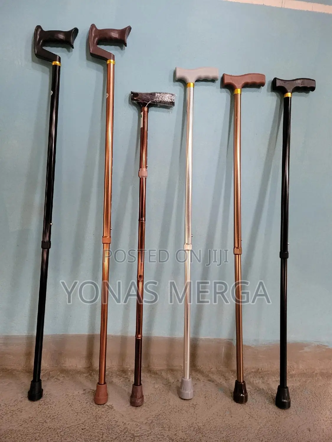 Folding Walking Stick面凸offers Stability to Whoever Needs Additional