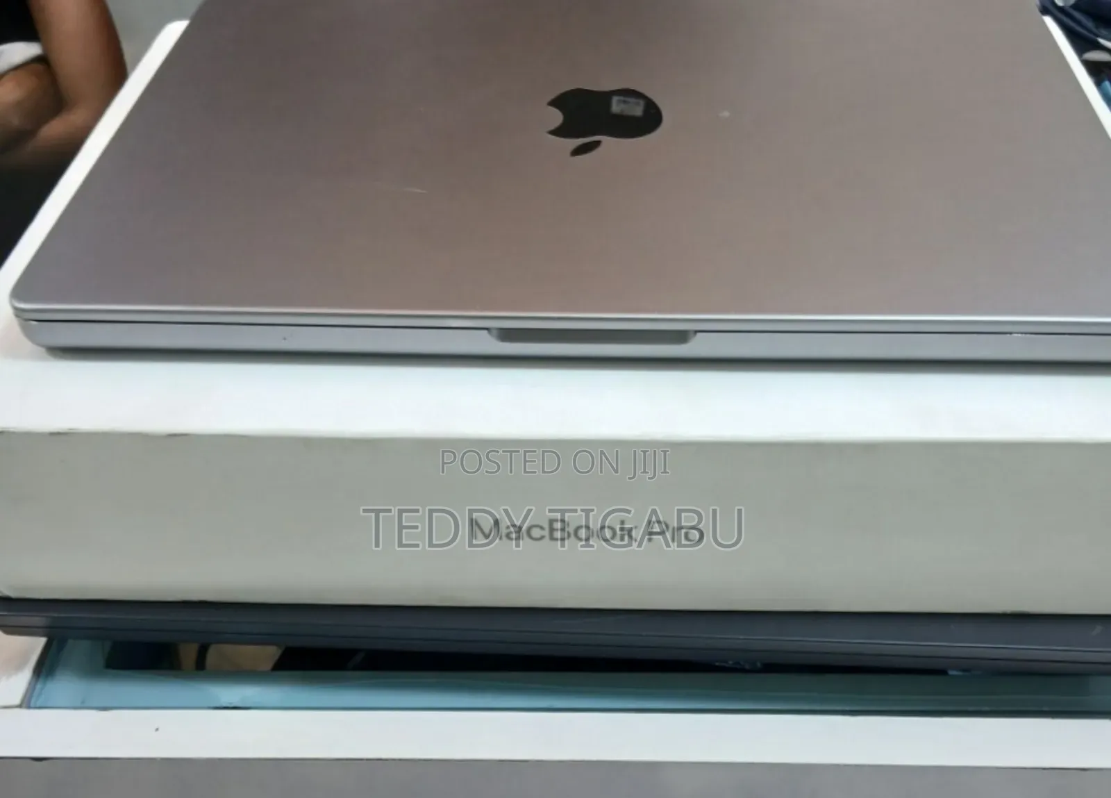 New Laptop Apple MacBook Air 2025 M4 13-Inch 16GB Apple M4 SSD 256GB