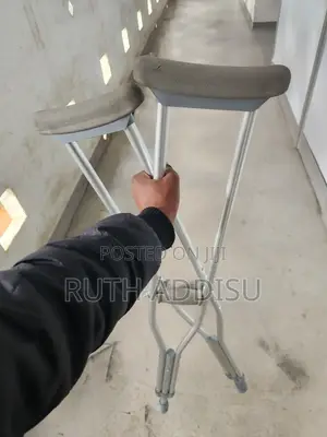 Photo - Axillary Bilateral Crutches求助axillary Bilateral Crutches短片crutches