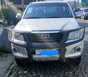 Toyota Hilux 2.5 D-4D 4X4 SRX 2012 Silver