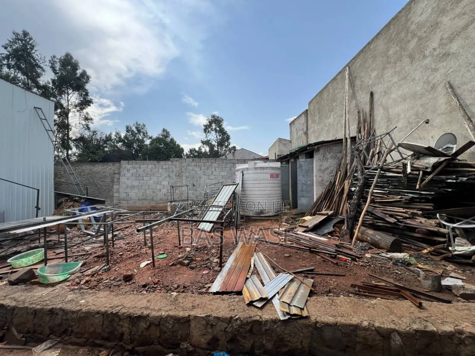 አስቸኳይ የሚሸጥ ግቢ 600ካሬ