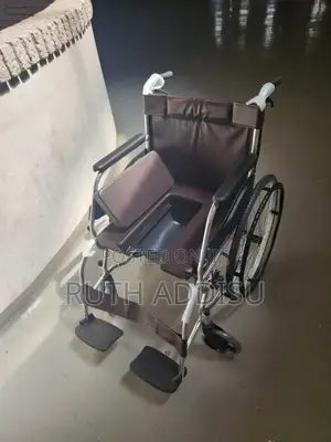 Commode የፖፖ ዊልቸር Wheelchair較少medical Almunium Cusion Wheelchair New