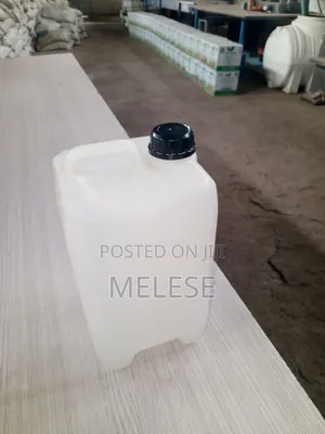 የ ውሀ ማጠራቀሚያ ጀሪካኖች