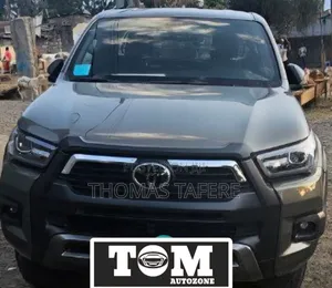 Photo - Toyota Hilux 2023 Gray