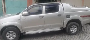 Toyota Hilux 2.5 D-4D 4X4 SRX 2010 Silver
