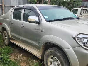 Toyota Hilux 2.5 D-4D 4X4 SRX 2010 Silver