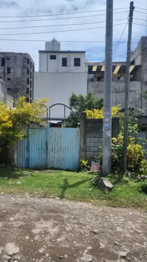 Photo - አያት አየርመንገድ አካባቢ ሠርቪስ ያለው 175 ካሬ ቦታ ሽያጭ