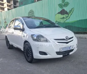 Photo - Toyota Yaris 2010 White