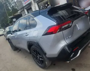 Toyota RAV4 Hybrid 2024 Silver