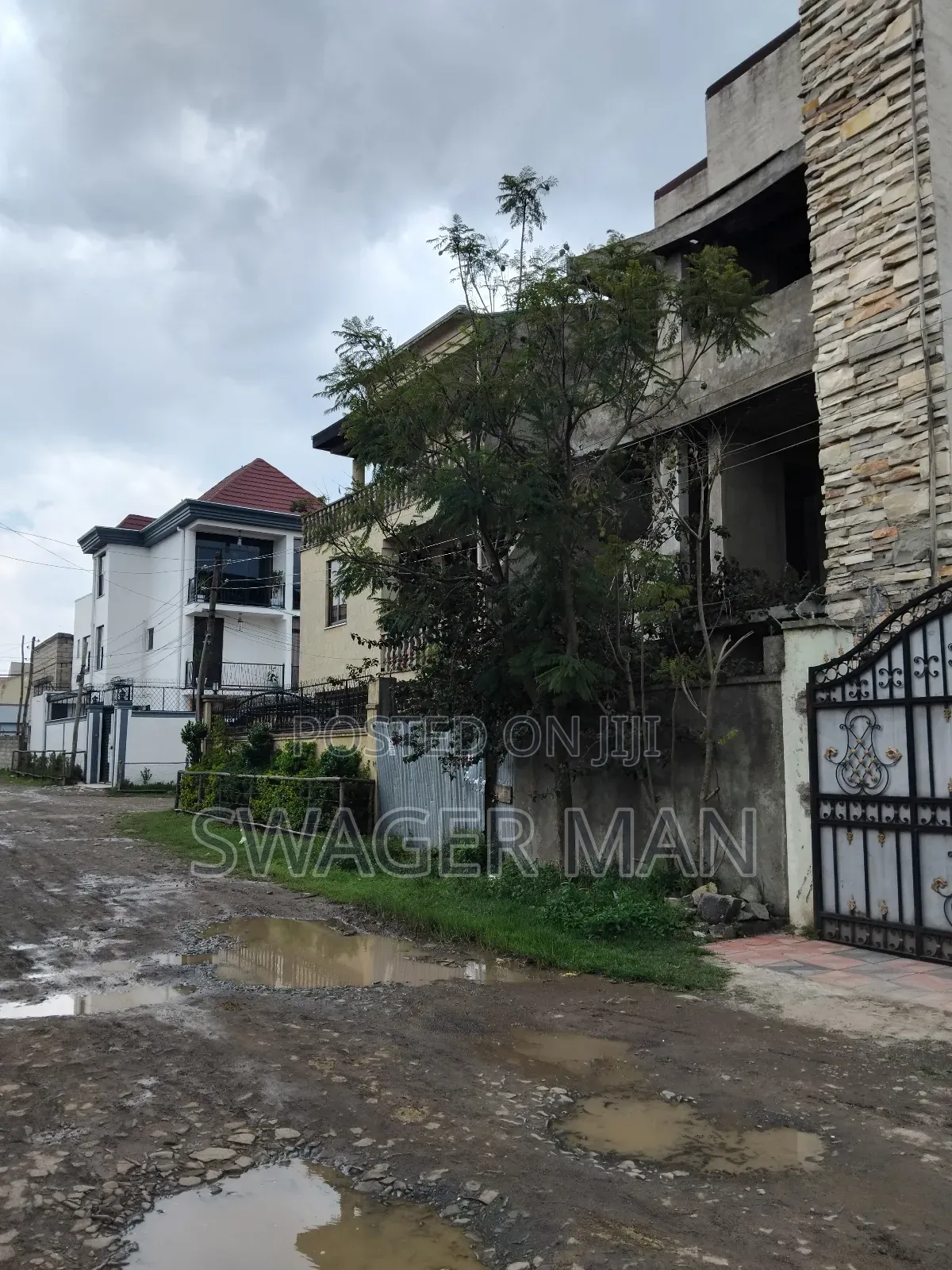 7bdrm Townhouse/Terrace in Tafo, Yeka for sale