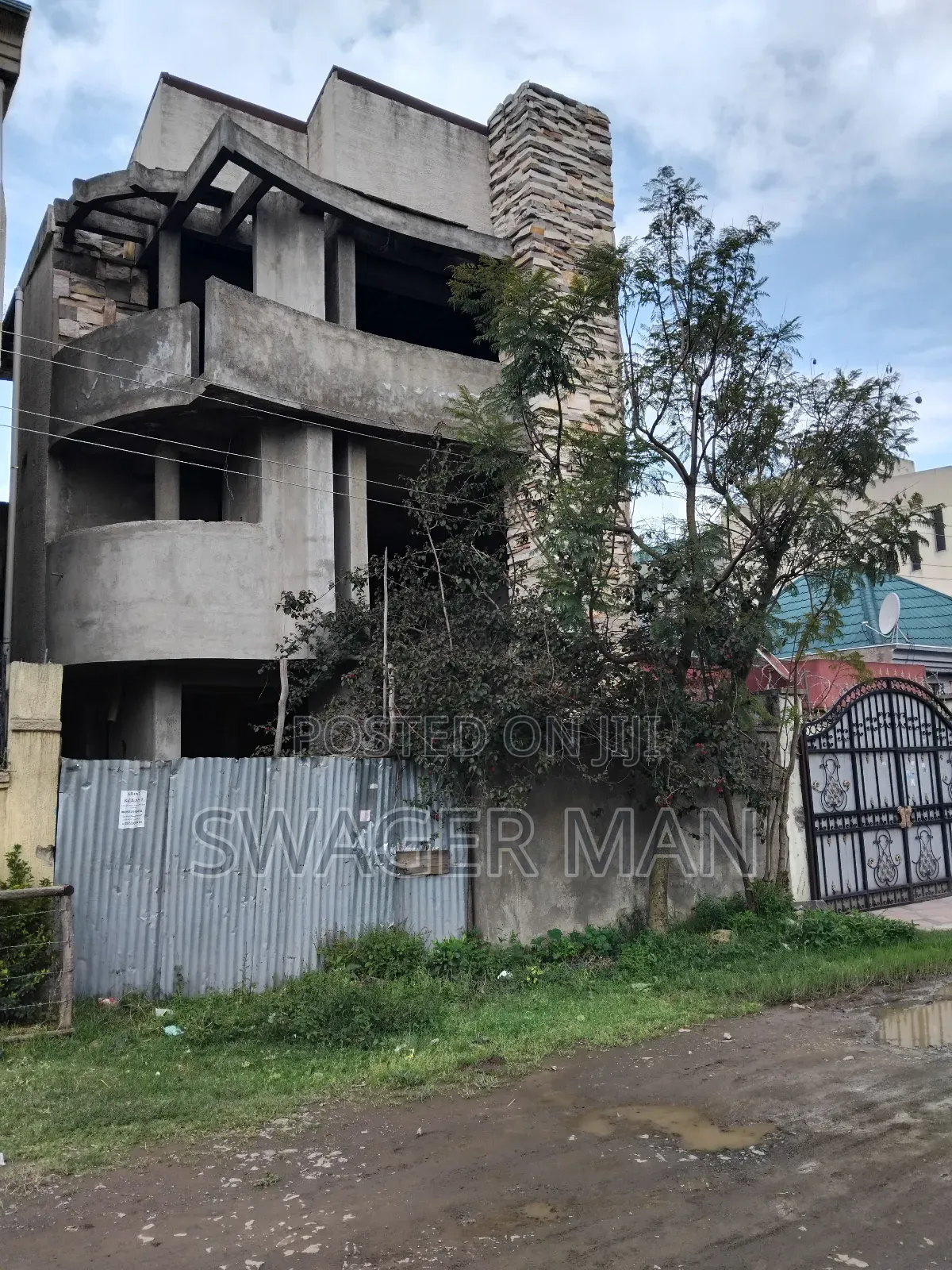 7bdrm Townhouse/Terrace in Tafo, Yeka for sale