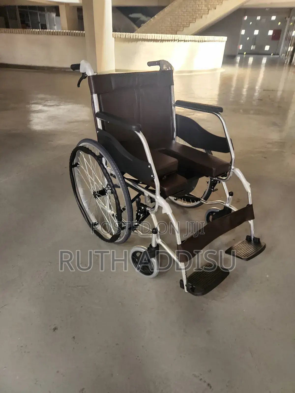 Wheelchair Medical Almunium Safe and Strong Duty Medical Wheelchair