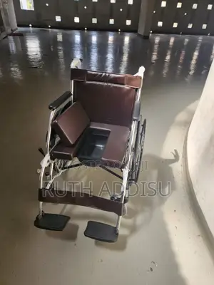 Wheelchair輕輕toilet With Coble Stoneroad Caacity Wheelchair者的wheelchair