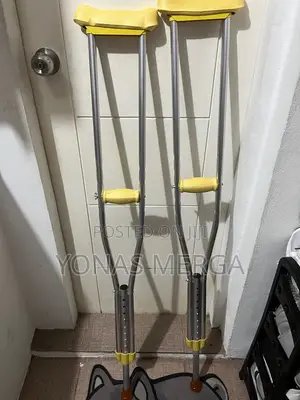 Photo - Aluminum Adjustable Crutches鍳敏cane (2 Piece) With Length Adjustability