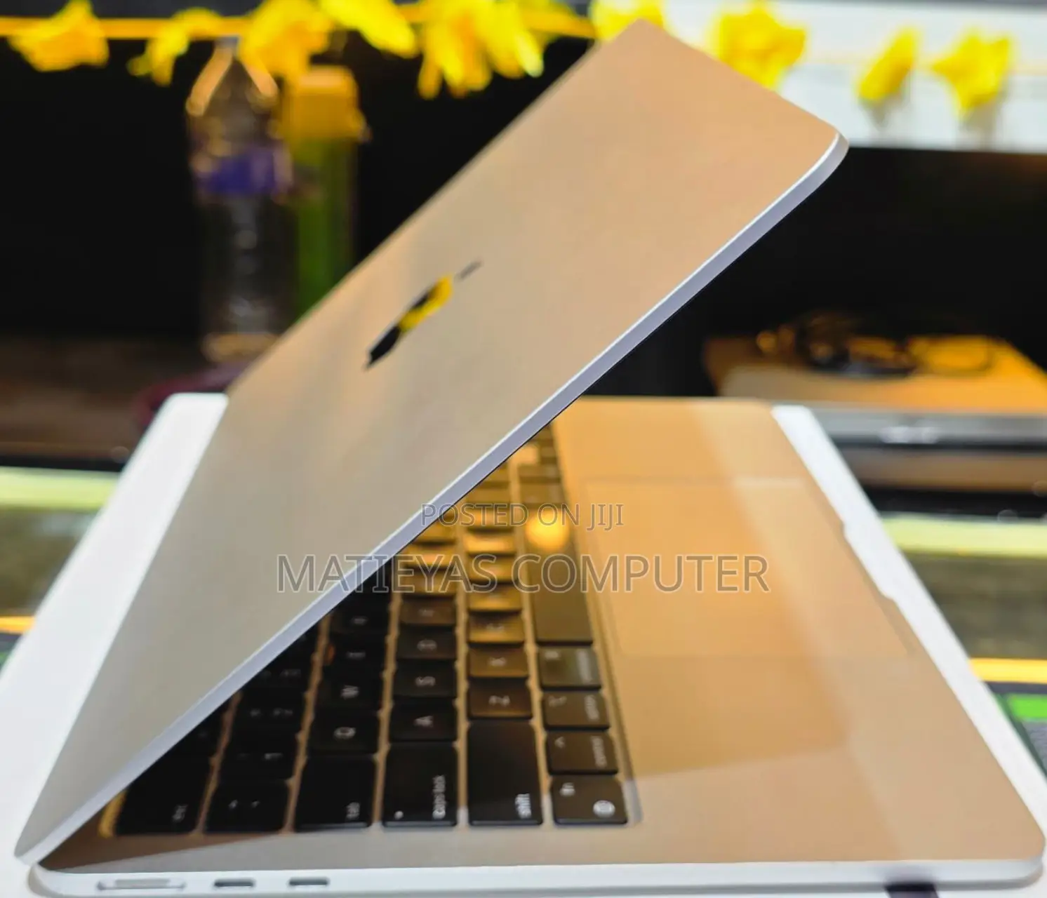 New Laptop Apple MacBook Air 2022 M2 16GB Apple M2 SSD 256GB