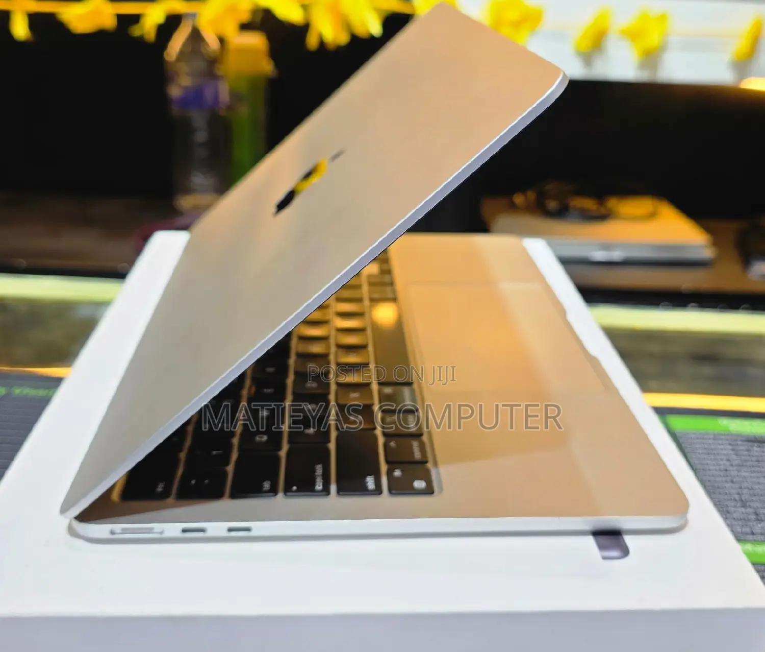 New Laptop Apple MacBook Air 2022 M2 16GB Apple M2 SSD 256GB