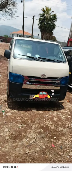 Photo - Toyota HiAce 2007 White