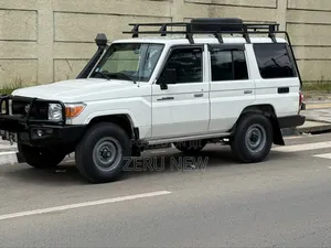 Photo - Toyota Land Cruiser 2018 White