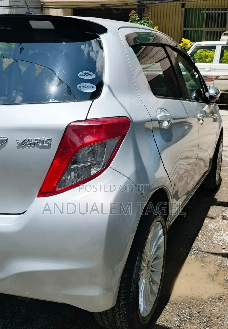 Toyota Yaris L Hatchback 5dr 2012 Silver