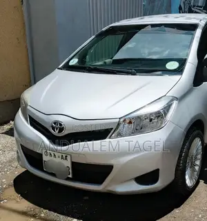 Photo - Toyota Yaris L Hatchback 5dr 2012 Silver