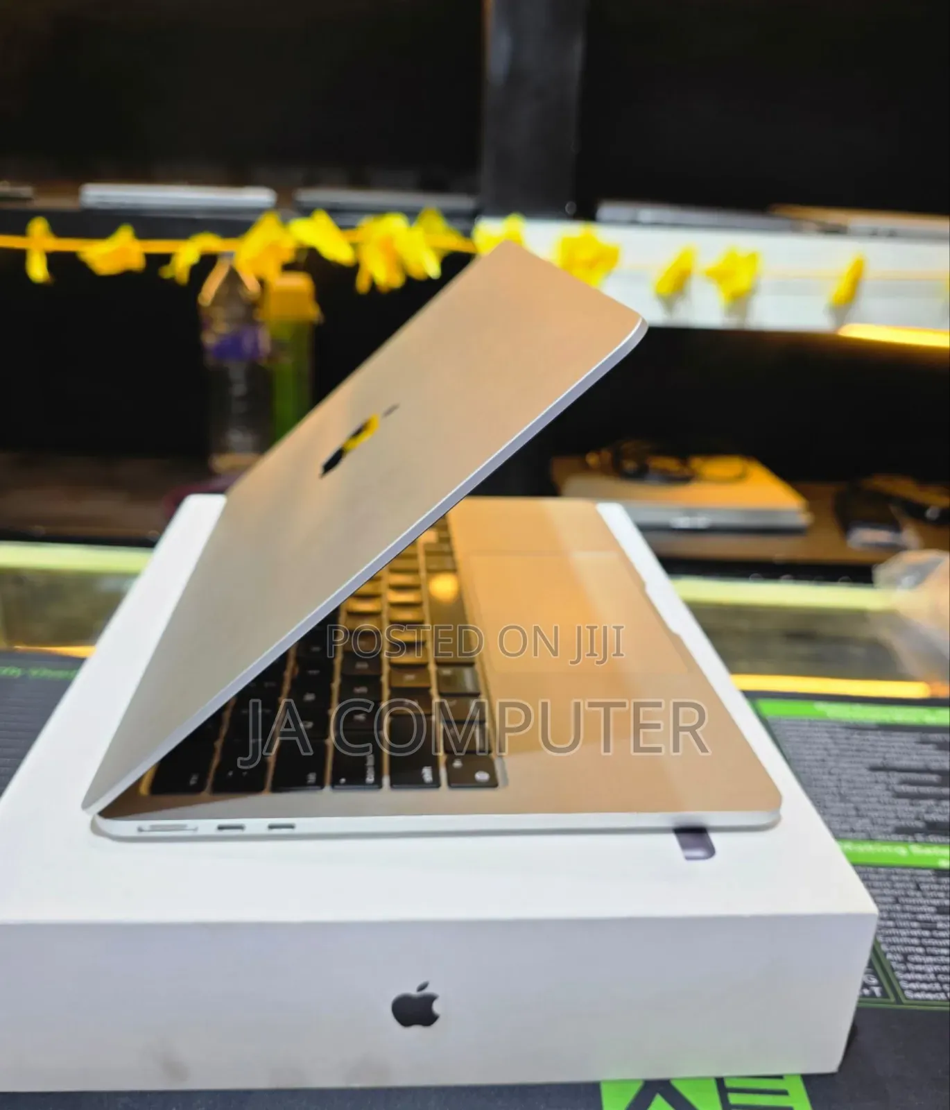 New Laptop Apple MacBook Air 2022 M2 16GB Apple M1 SSD 256GB