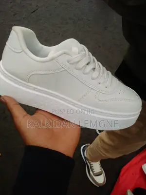 Photo - ብራድ ጫማወች ባሉበት ስልክ