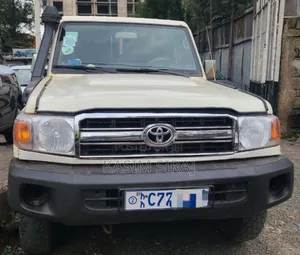 Photo - Toyota Hilux 2.5 D-4D SRX 2011 White