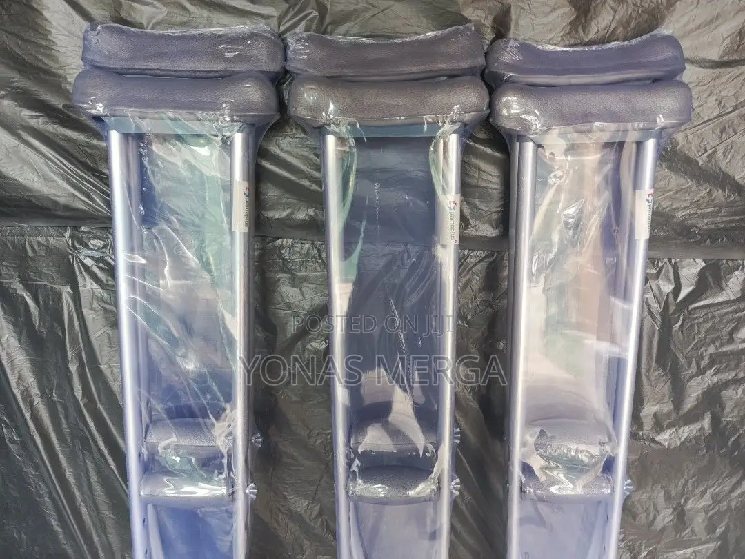 Axillary Crutchesت回crutches–Includes Padded Underarm Cushions卝災helping