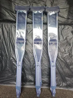 Photo - Axillary Crutchesت回crutches–Includes Padded Underarm Cushions卝災helping